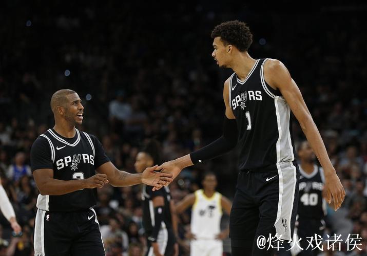 掘金众将在球员通道互相激励,随后约基奇拍着篮球走向球场 掘金众将在球员通道互相激励,随后约基奇拍着篮球走向球场