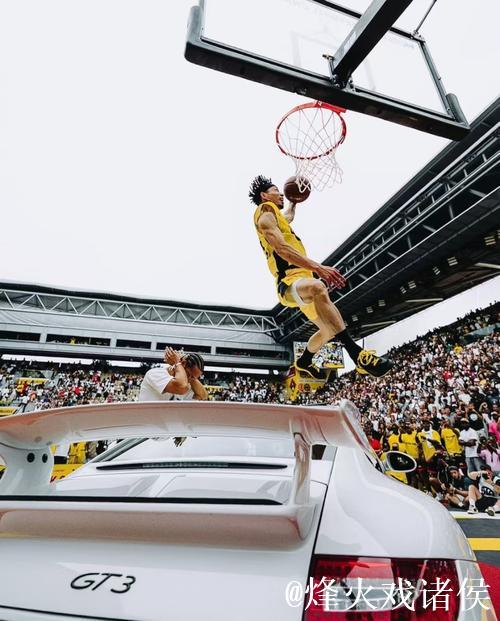 1米65篮球妖星上演高难度扣篮、二层楼干拔跳投