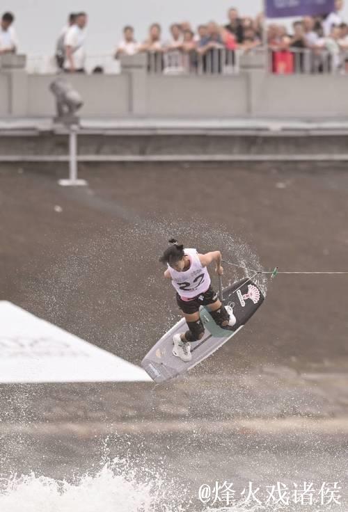 成都世运会：徐露雨中开幕点火后勇夺金牌